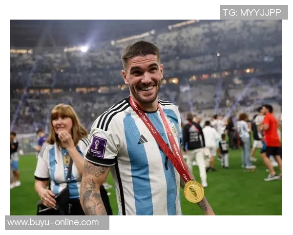 德保罗晒世界杯夺冠三周年纪念照身披球网叼雪茄感慨一切都值得 德保罗晒世界杯夺冠三周年纪念照身披球网叼雪茄感慨一切都值得