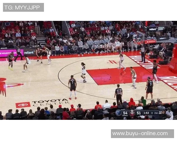 奥特球队训练动态布克与杰伦格林状态持续观察中