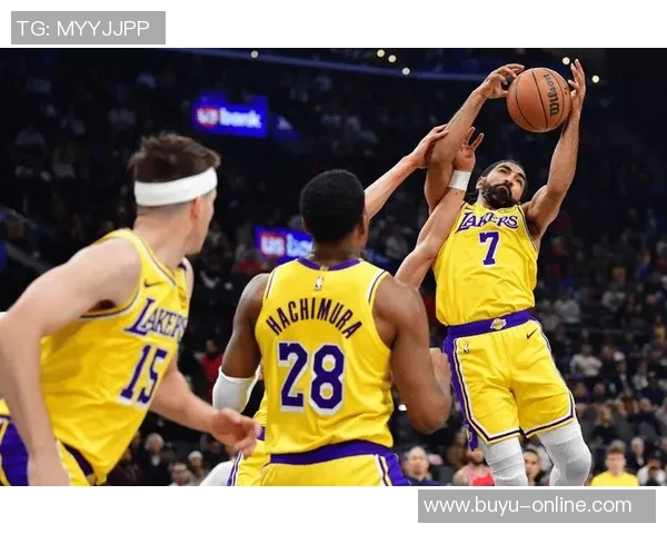 湖人训练热身艾顿与克内克特折返跑展现拼搏精神与团队默契 湖人训练热身艾顿与克内克特折返跑展现拼搏精神与团队默契